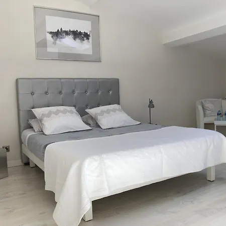 Oda ve Kahvaltı Aux Anges Gardiens 4*